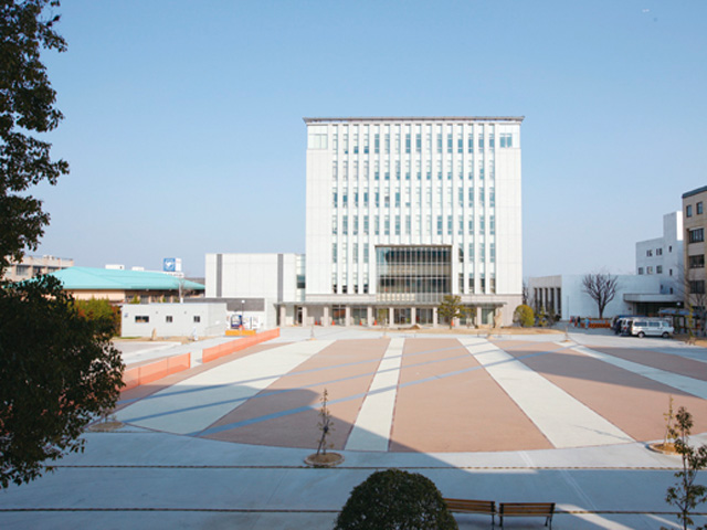 キャンパスプラザ（羽島キャンパス）：大学祭やサークル活動のステージなど、多目的に活用できます