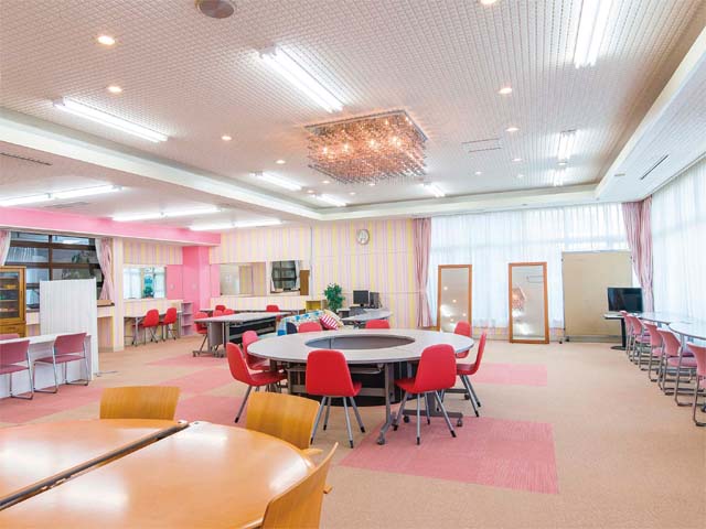 女子学生スペース ［1号館］。スイーツやお弁当を持ち寄って女子会をしたり、使い方は自在。マナーやメイクアップ、ヨガ教室などのイベントも多数企画されています。
