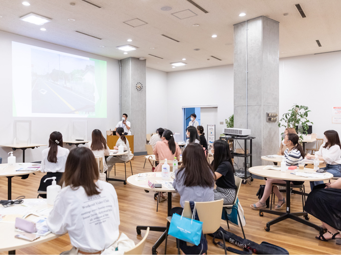 ラーニングコモンズは、授業はもちろん、自習や仲間とのディスカッション、プレゼンテーションに使用できる多目的スペースです。