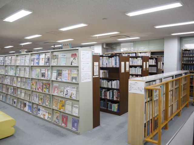 図書館。保育学および情報、福祉、介護関係の資料のほか、絵本、大型絵本、紙芝居などの閲覧・貸出を行っています。