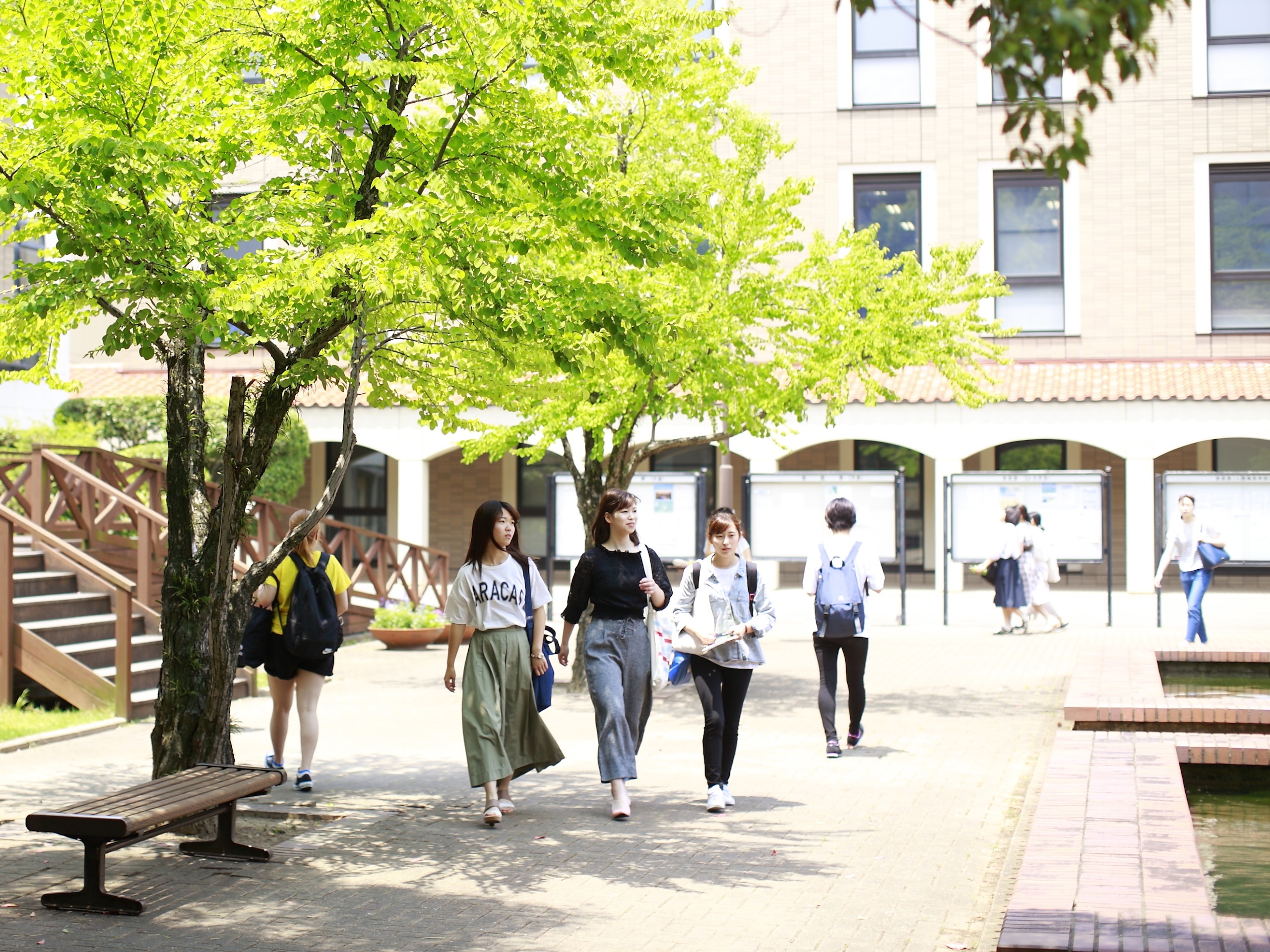 学内はいつも学生達の明るい笑い声が聞こえます。