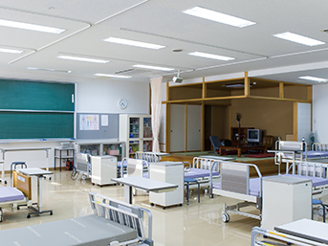 介護実習室／介護の演習に必要なさまざまな器具類が揃い、現代福祉学科の学生にとっては最も重要な教室です。