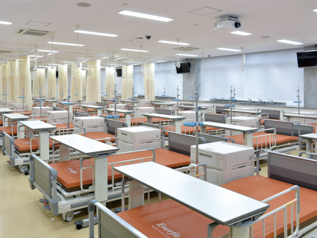 基礎看護実習室（松任キャンパス）：30台のベッドを設置し、患者さんが安全で安楽に療養生活を送れるよう、看護技術や診療の補助技術を学びます
