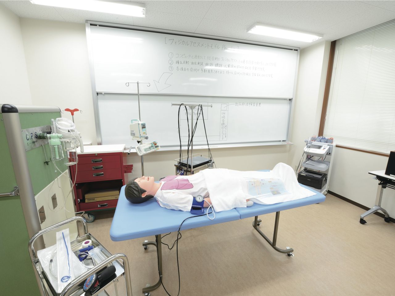 スキルスラボ：科学的根拠に基づいた看護技術の習得をトレーニングでき、改善点を客観的に評価できます。