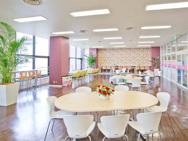さくらルーム（自由ヶ丘会館３F） 女子学生専用ルーム。休憩や食事、 化粧直しや着替えのできるパウダールームを完備した快適空間。