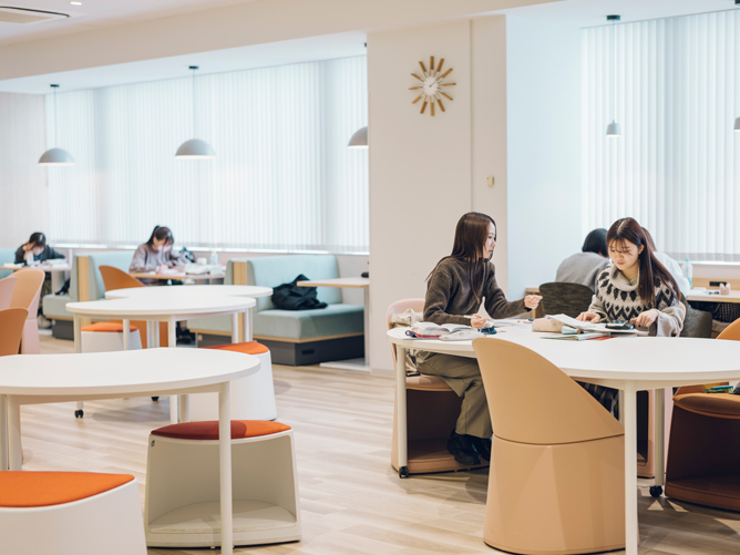 大学会館日進分館［ラ スタシオン］（日進キャンパス）：学食やクラブ室、キャリア支援室などが整っています