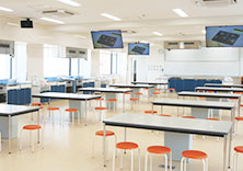 家庭実習室：乳幼児期の保健・食育活動や、小学校家庭科に関わる様々な模擬授業・実習が可能な教室です。