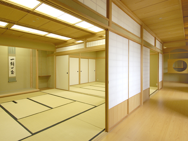 東館16階の和室。茶室も備えられており、礼法の授業や茶道部・華道部のお稽古などで使用しています。