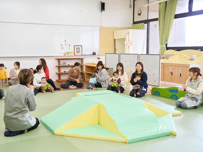 ナーサリールーム：子育て支援センターKINJOおやこひろば「たんばりん」でも使用。毎週木曜日、地域のお子さんとご家族が自由に過ごせ、金城学生も一緒に参加しています。