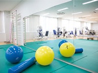 運動療法学実習室。歩行訓練機器、介護予防機器などが揃っています。