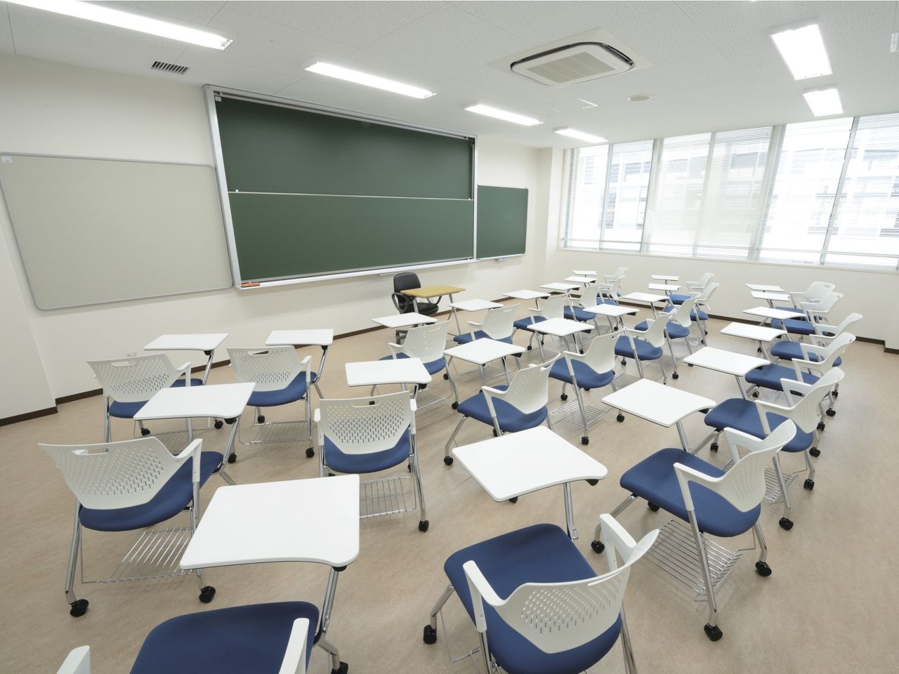 演習室（8室）：基礎ゼミ、卒論ゼミなど小集団での学習に使用します。