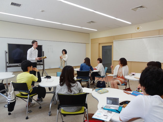 多言語学習センター（iCoToBa：あいことば）では、ネイティブ教員によるさまざまな言語や異文化の授業を 実施しています。