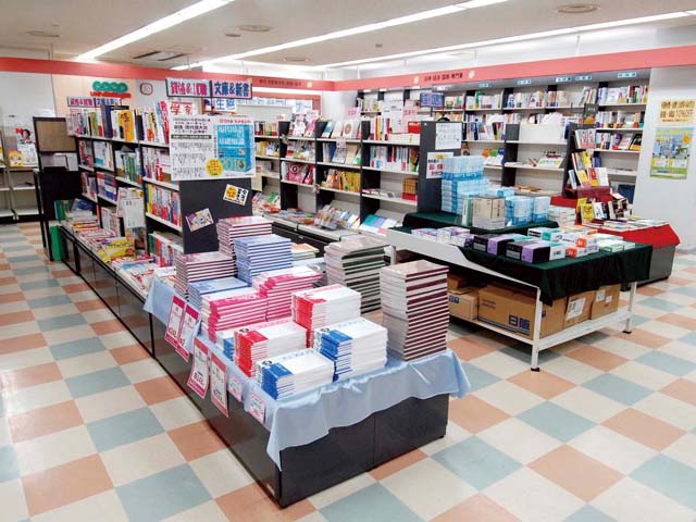 大学生協。パンやお菓子、飲料や文房具が買えるコンビニ感覚の売店です。生協の会員になれば10〜20％の割引が受けられます。