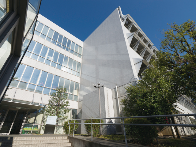 先端医用工学センター（BMEセンター）。文部科学省ハイテク・リサーチ・センター構想、学術フロンティア推進事業の選定を受け、設立された施設です。