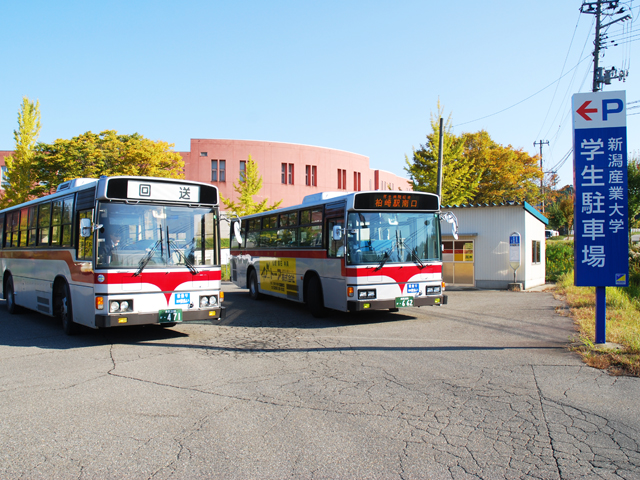 学生駐車場。500台の駐車が可能です。バスの停留所もあり、駅～大学間を3路線で運行しています。