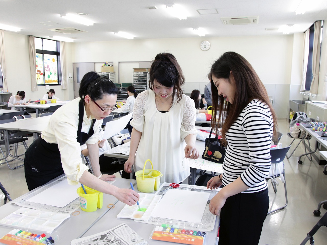 図画工作室。子どもたちの感性を養い、造形の楽しさを教えるための授業が行われています。