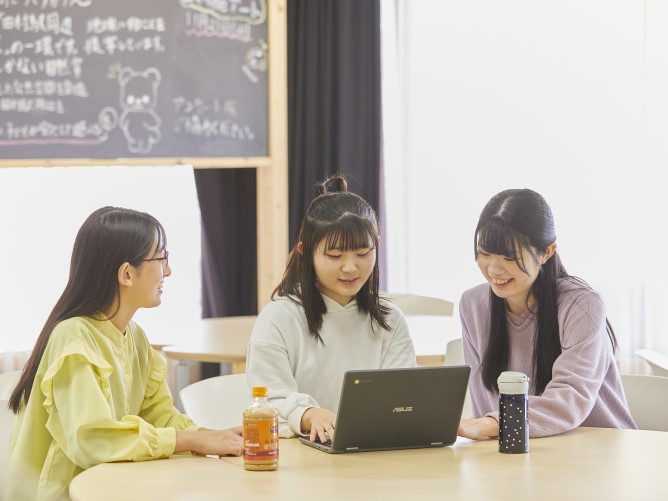 【ラーニングカフェ】学習のために開放されたカフェのような心地よいスペースです。