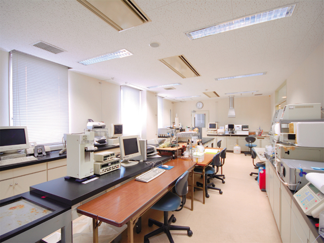 【小倉北区キャンパス】精密機器室。食品に含まれている栄養成分の検査をはじめとして様々な検査・実験を行います。データを解析するためのコンピュータも完備しています。