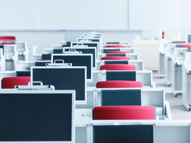 パソコン教室；さまざまなソフトを使って学べるパソコン教室。授業以外にも自由に利用することができます。