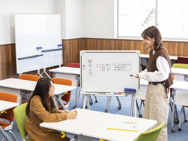 【ラーニングコモンズ】アクティブラーニングができ、イスやテーブルが動かせる設計