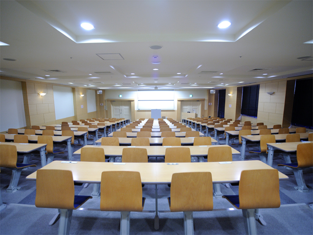 【小倉キャンパス】講義室。広々とした教室内はモダンな造りとなっているため、さらに学習意欲を高めるとともに、洗練された造りそのものが学習の対象となります。