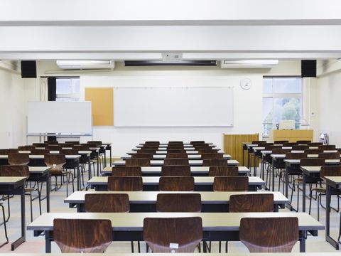 【教室】明るく落ち着いた雰囲気で、授業に集中できます。