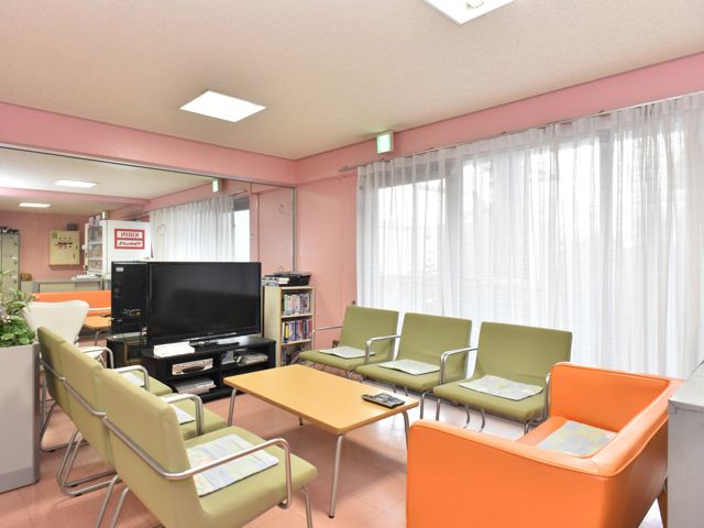 【学生寮(桃風寮)※女子専用】セキュリティ体制の整った学生寮(桃風寮)を敷地内に設けています。キャンパス内にあるから安心・快適な寮生活が送れます。