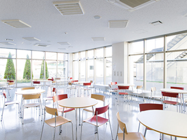 学生ホール／学科に関係なく学生が集まる場所。友人との語らい、勉強や昼食の場として学生がよく利用しています。