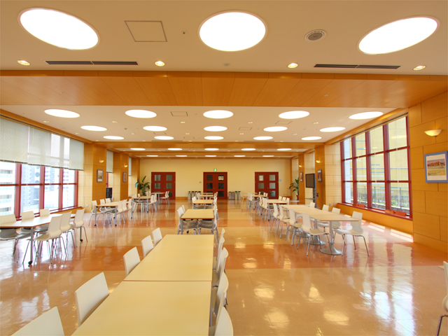 【小倉キャンパス】ラウンジ。講義の合間や昼休み、放課後に学生たちが利用するスペース。昼食をとったり、仲間同士で談笑したりと、学生たちは思い思いに利用しています。