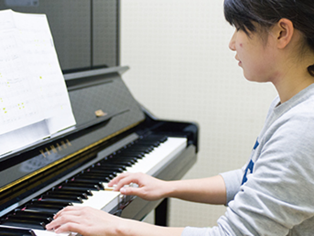 ピアノ棟／それぞれが独立した個室となっていて、まわりを気にせずにピアノの練習に打ち込めます。試験が近い時期にはもちろん、空き時間にも学生がよく利用しています。