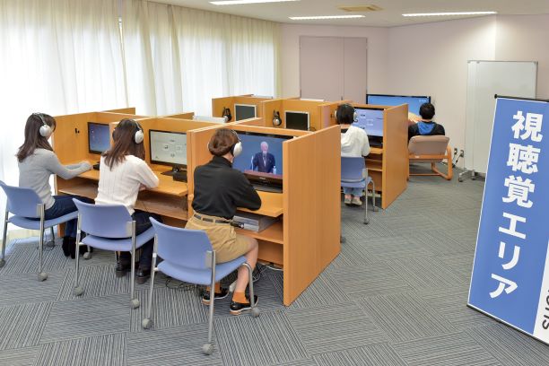 仁愛大学の図書館