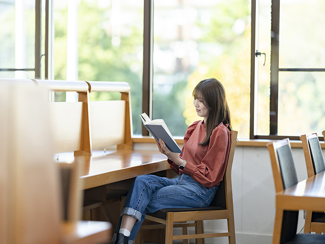 湘南工科大学の図書館
