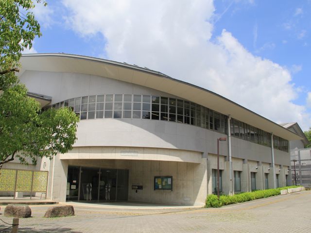 京都精華大学の図書館