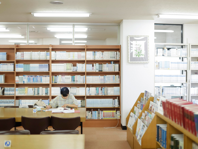 日本栄養大学の図書館