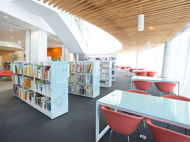同朋大学の図書館