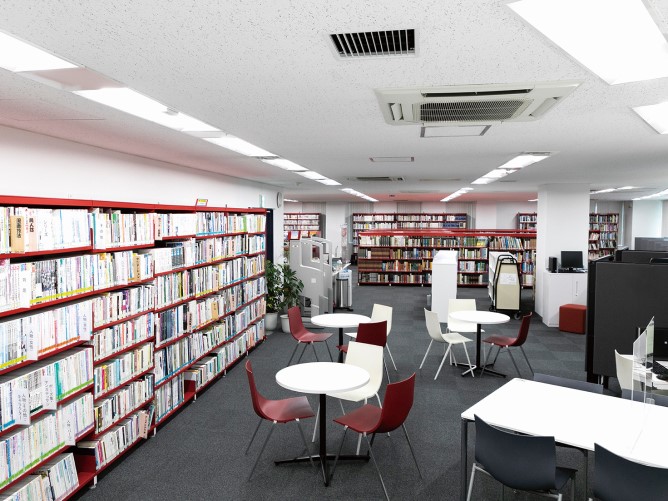宝塚大学 東京新宿キャンパスの図書館