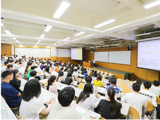昨年度実施「人間科学部　志望理由書対策講座」の様子