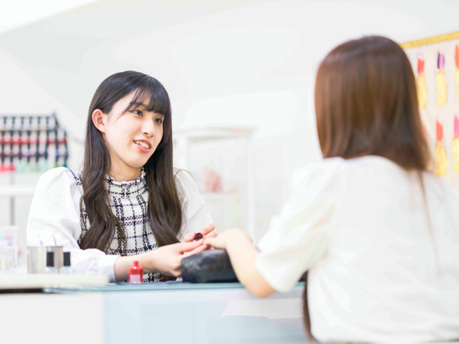 ヘアデザイン科・ブライダル科・メイク科・エステ科・ネイル科の5つの専科から1つを選択、+300時間のオリジナルカリキュラムで専門技術をしっかり習得できます。