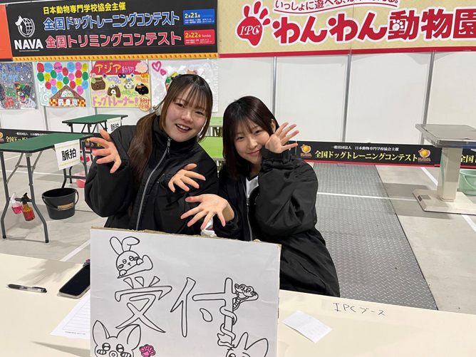 様々なブースで活躍する学生たち