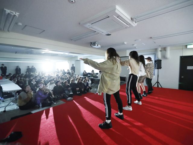 前夜祭では有志によるダンスコンテストも開催！