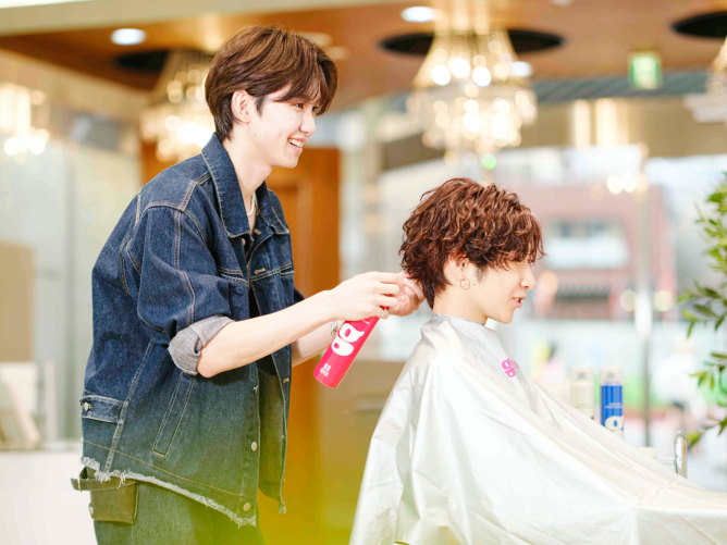 ヘアデザイン科・ブライダル科・メイク科・エステ科・ネイル科の5つの専科から1つを選択、+300時間のオリジナルカリキュラムで専門技術をしっかり習得できます。