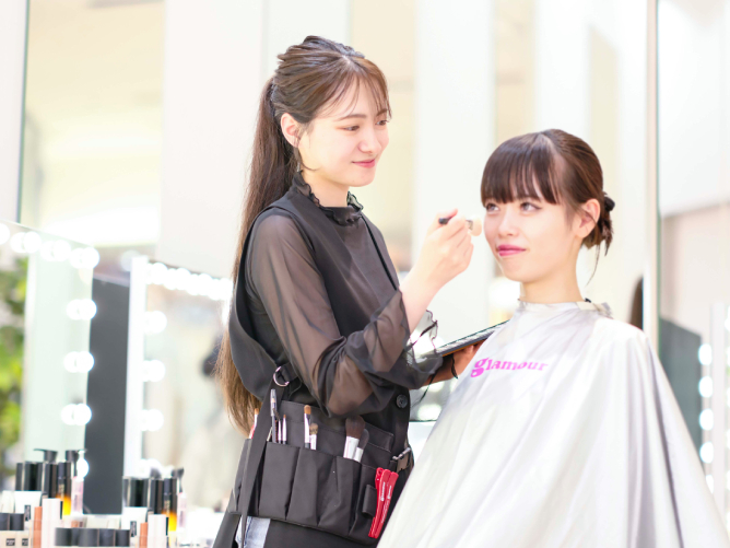 ヘアデザイン科・ブライダル科・メイク科・エステ科・ネイル科の5つの専科から1つを選択、+300時間のオリジナルカリキュラムで専門技術をしっかり習得できます。