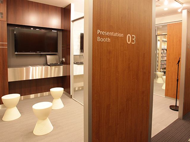 VISTA ACT Presentation Practice Booth。今回のリニューアルで新たに設置されたプレゼンテーションスペース。iPadにレコーディングも可能。