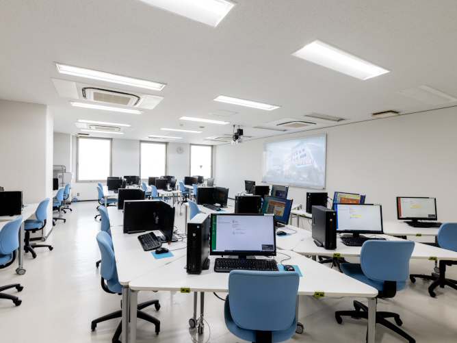 【コンピュータ室】教員のパソコン画面をスクリーンに映しながら説明するので、理解しやすくなっています。