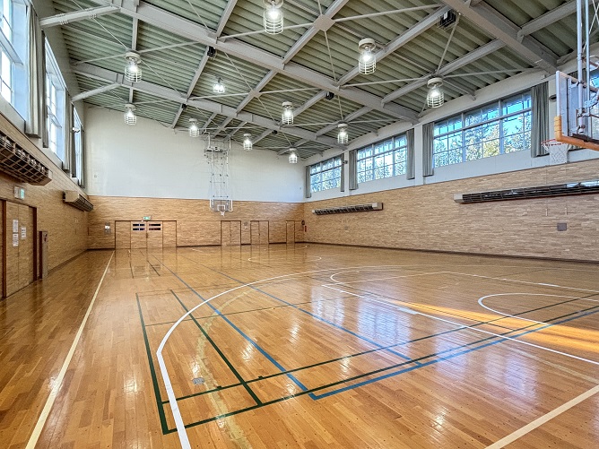 体育館：体育やレクリエーションの授業があります。常時開放しているので、空き時間で楽しむのもOK！
