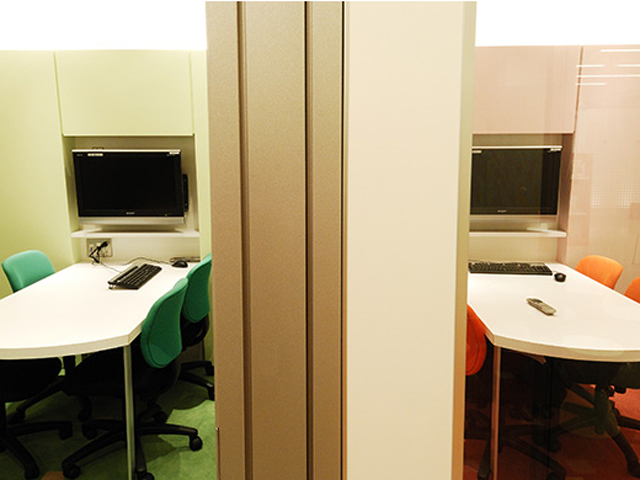 VISTA ACT Multi Purpose Rooms。3～5名での多目的使用が可能な個室。PCも設置されており、グループワークに最適。