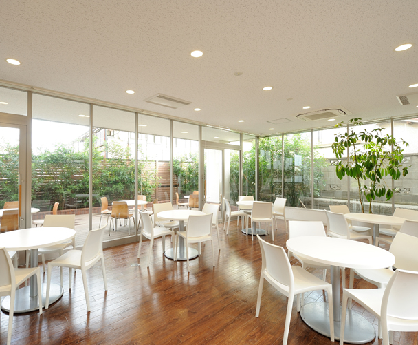 4号館学生ホール。ゆっくりと会話ができる静かな空間です。