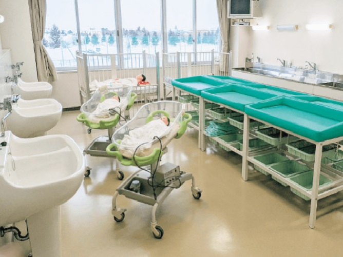 小児・母性看護実習室：妊婦や新生児の観察やケアを学びます。