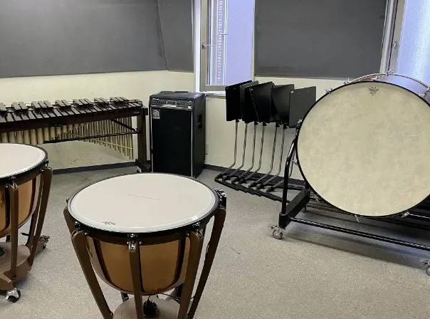打楽器実習教室：バスドラムやティンパニ、音板打楽器などの調整技術を学びます。