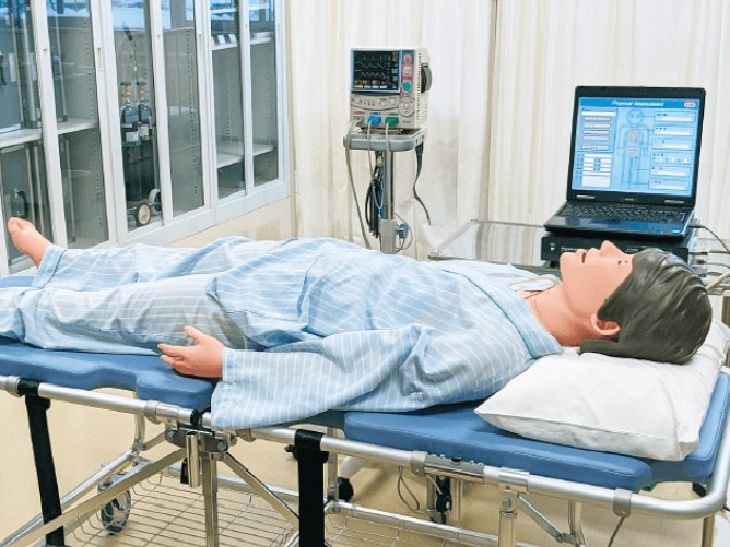 第3演習室：具体的な臨床症状を呈する人体モデルを設置しており、実践的な看護技術を学びます。